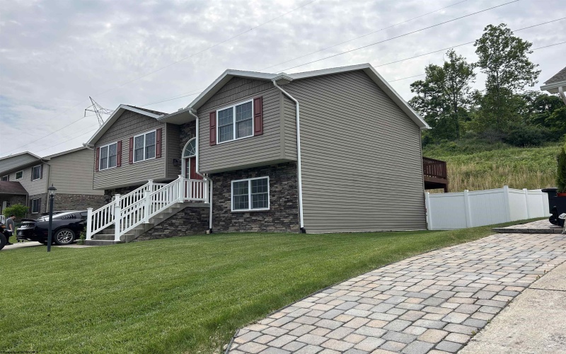 115 Summits Ridge Drive, Morgantown, West Virginia 26508, 3 Bedrooms Bedrooms, 6 Rooms Rooms,2 BathroomsBathrooms,Single Family Detached,For Sale,Summits Ridge,10159912