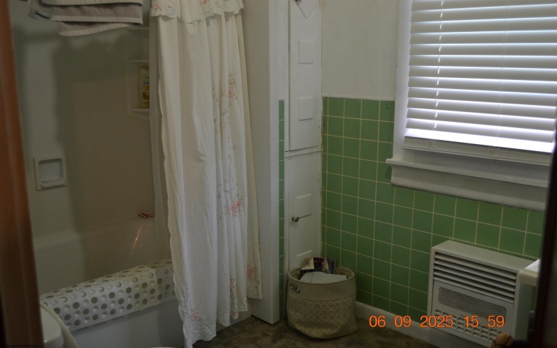 567 Center Avenue, Weston, West Virginia 26452, 4 Bedrooms Bedrooms, 8 Rooms Rooms,1 BathroomBathrooms,Single Family Detached,For Sale,Center,10159938