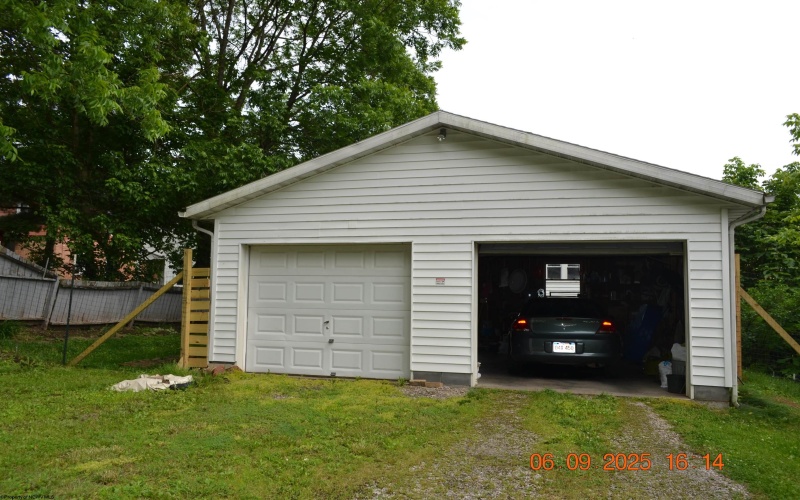 567 Center Avenue, Weston, West Virginia 26452, 4 Bedrooms Bedrooms, 8 Rooms Rooms,1 BathroomBathrooms,Single Family Detached,For Sale,Center,10159938
