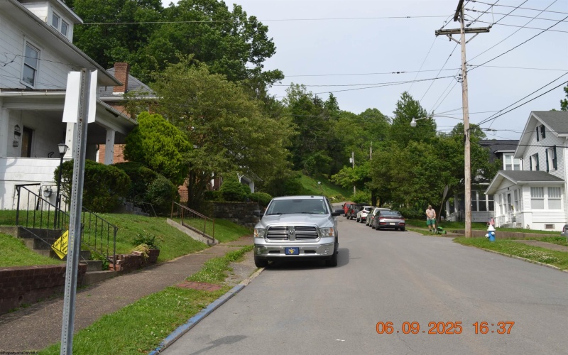 567 Center Avenue, Weston, West Virginia 26452, 4 Bedrooms Bedrooms, 8 Rooms Rooms,1 BathroomBathrooms,Single Family Detached,For Sale,Center,10159938