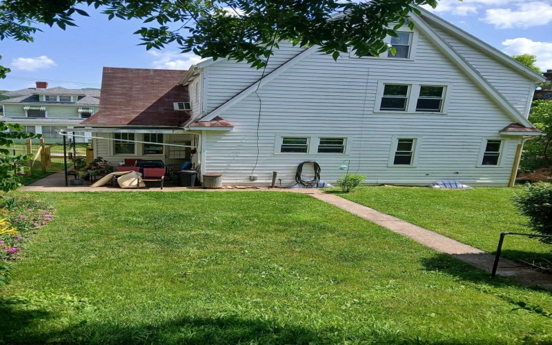 567 Center Avenue, Weston, West Virginia 26452, 4 Bedrooms Bedrooms, 8 Rooms Rooms,1 BathroomBathrooms,Single Family Detached,For Sale,Center,10159938