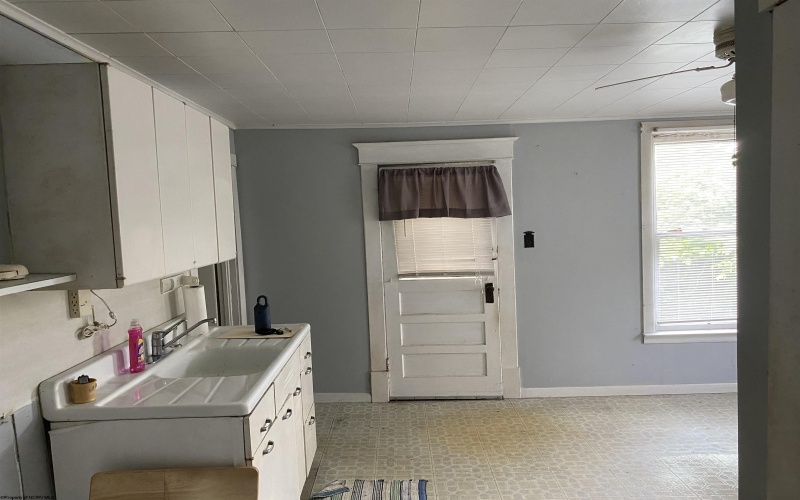 949 Washburn Street, Clarksburg, West Virginia 26301, 3 Bedrooms Bedrooms, 6 Rooms Rooms,2 BathroomsBathrooms,Single Family Detached,For Sale,Washburn,10159946
