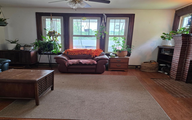 147 6th Street, Weston, West Virginia 26452, 3 Bedrooms Bedrooms, 6 Rooms Rooms,1 BathroomBathrooms,Single Family Detached,For Sale,6th,10159943
