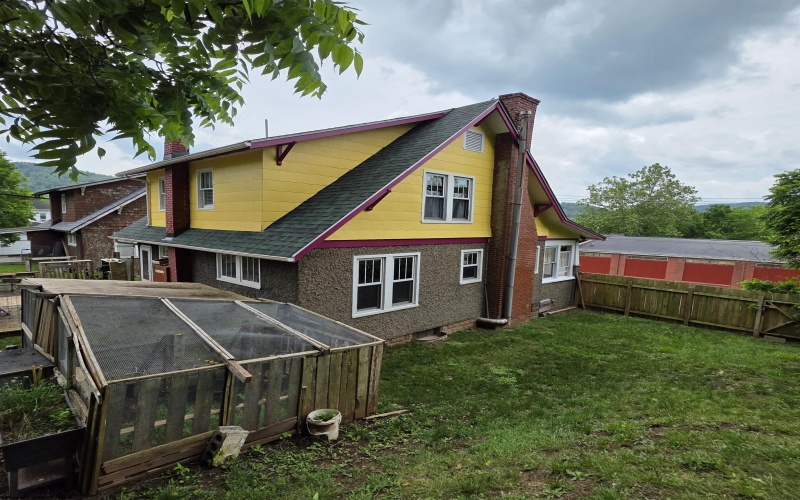 147 6th Street, Weston, West Virginia 26452, 3 Bedrooms Bedrooms, 6 Rooms Rooms,1 BathroomBathrooms,Single Family Detached,For Sale,6th,10159943