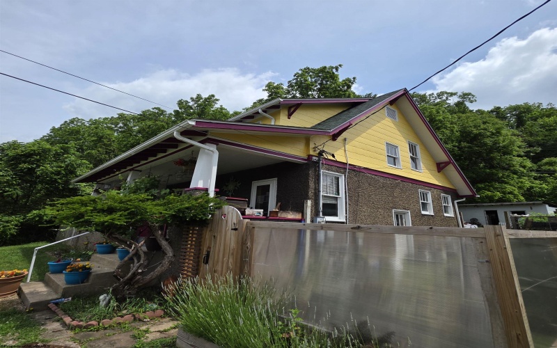 147 6th Street, Weston, West Virginia 26452, 3 Bedrooms Bedrooms, 6 Rooms Rooms,1 BathroomBathrooms,Single Family Detached,For Sale,6th,10159943