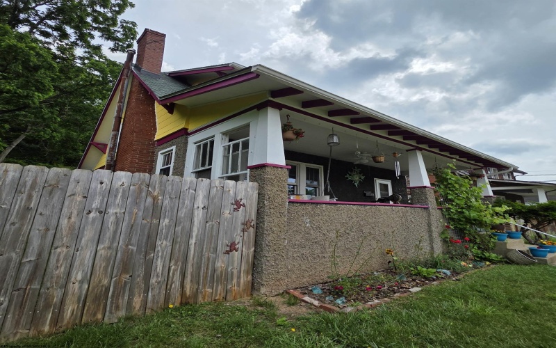 147 6th Street, Weston, West Virginia 26452, 3 Bedrooms Bedrooms, 6 Rooms Rooms,1 BathroomBathrooms,Single Family Detached,For Sale,6th,10159943