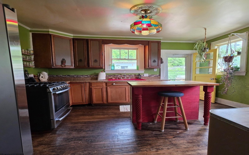 147 6th Street, Weston, West Virginia 26452, 3 Bedrooms Bedrooms, 6 Rooms Rooms,1 BathroomBathrooms,Single Family Detached,For Sale,6th,10159943