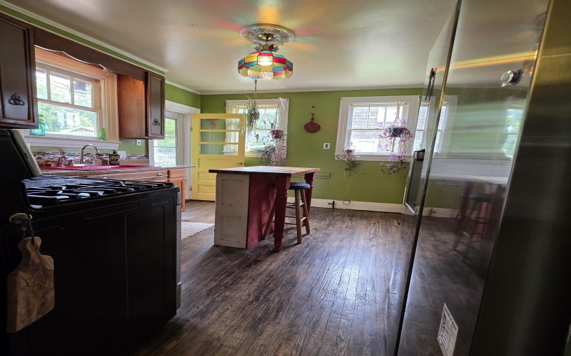 147 6th Street, Weston, West Virginia 26452, 3 Bedrooms Bedrooms, 6 Rooms Rooms,1 BathroomBathrooms,Single Family Detached,For Sale,6th,10159943