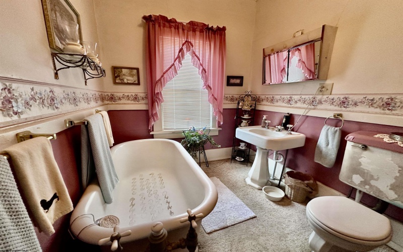 418 Hood Avenue, Shinnston, West Virginia 26431, 5 Bedrooms Bedrooms, 10 Rooms Rooms,2 BathroomsBathrooms,Single Family Detached,For Sale,Hood,10159956