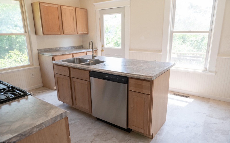 128 Hartland Avenue, Clarksburg, West Virginia 26301, 3 Bedrooms Bedrooms, 6 Rooms Rooms,1 BathroomBathrooms,Single Family Detached,For Sale,Hartland,10159966