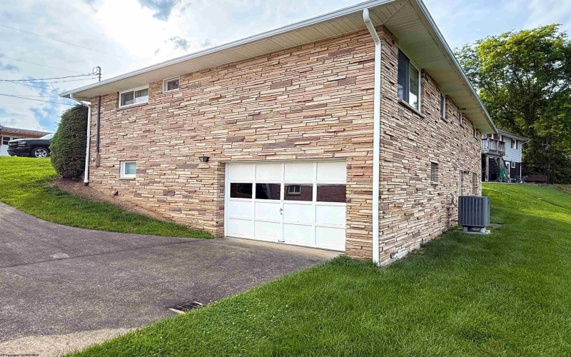 1225 Woodland Crescent, Fairmont, West Virginia 26554, 3 Bedrooms Bedrooms, 5 Rooms Rooms,2 BathroomsBathrooms,Single Family Detached,For Sale,Woodland,10159980