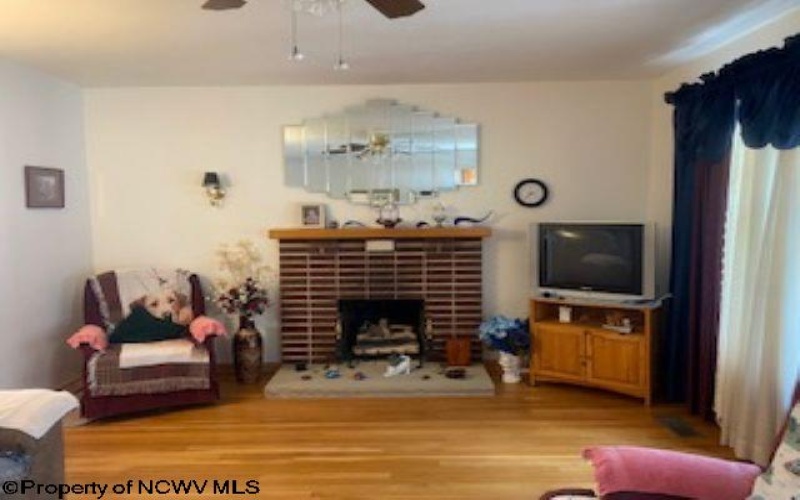 310 Hedge Street, Clarksburg, West Virginia 26301-2630, 3 Bedrooms Bedrooms, 8 Rooms Rooms,2 BathroomsBathrooms,Single Family Detached,For Sale,Hedge,10160004