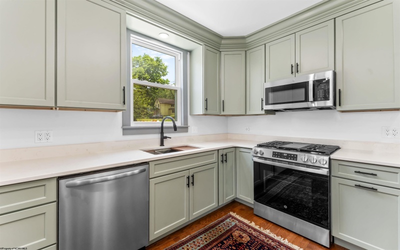 421 White Avenue, Morgantown, West Virginia 26501-6648, 2 Bedrooms Bedrooms, 7 Rooms Rooms,1 BathroomBathrooms,Single Family Detached,For Sale,White,10160024