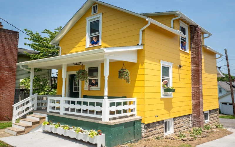 421 White Avenue, Morgantown, West Virginia 26501-6648, 2 Bedrooms Bedrooms, 7 Rooms Rooms,1 BathroomBathrooms,Single Family Detached,For Sale,White,10160024