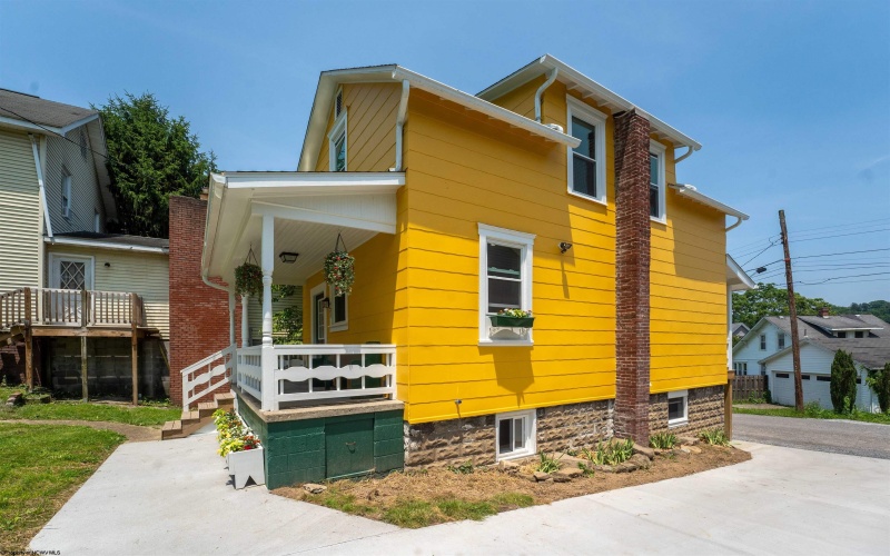 421 White Avenue, Morgantown, West Virginia 26501-6648, 2 Bedrooms Bedrooms, 7 Rooms Rooms,1 BathroomBathrooms,Single Family Detached,For Sale,White,10160024