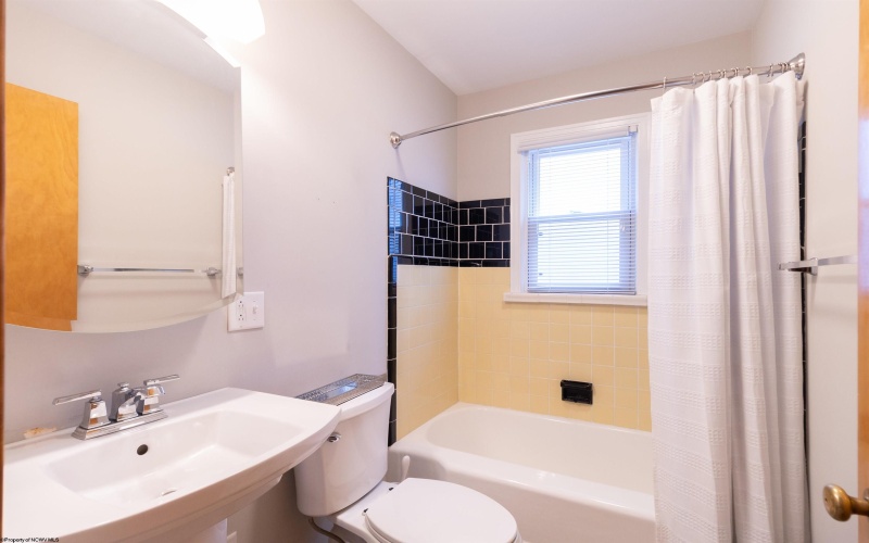 136 Harrison Street, Clarksburg, West Virginia 26301, 3 Bedrooms Bedrooms, 8 Rooms Rooms,3 BathroomsBathrooms,Single Family Detached,For Sale,Harrison,10160019