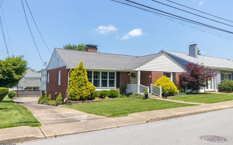 136 Harrison Street, Clarksburg, West Virginia 26301, 3 Bedrooms Bedrooms, 8 Rooms Rooms,3 BathroomsBathrooms,Single Family Detached,For Sale,Harrison,10160019
