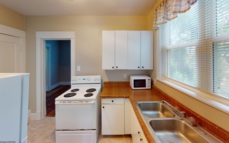 8 Hillside Drive, Fairmont, West Virginia 26554-0901, 3 Bedrooms Bedrooms, 10 Rooms Rooms,1 BathroomBathrooms,Single Family Detached,For Sale,Hillside,10160074
