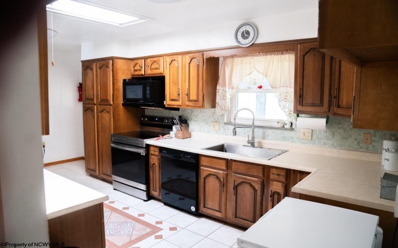 85 Hinzman Street, Weston, West Virginia 26452, 3 Bedrooms Bedrooms, 6 Rooms Rooms,2 BathroomsBathrooms,Single Family Detached,For Sale,Hinzman,10160075