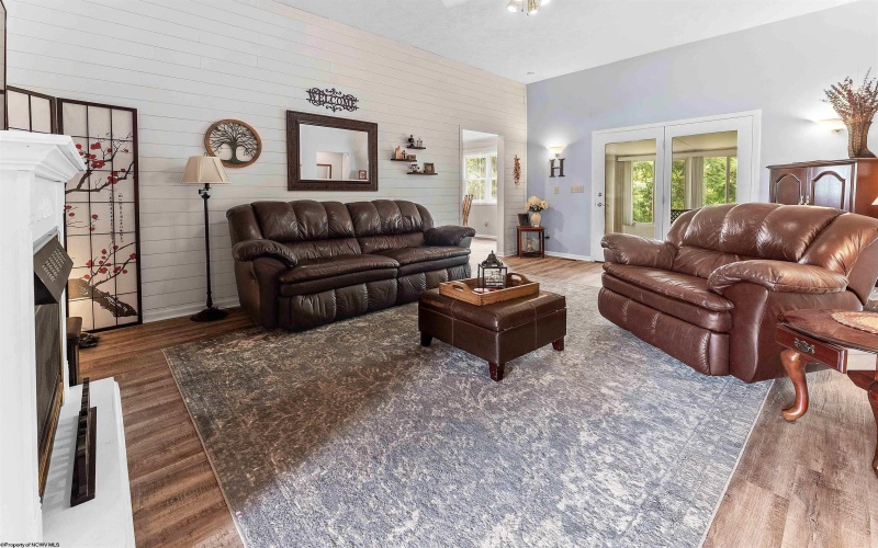 2357 Williamsburg Lane, Fairmont, West Virginia 26554, 4 Bedrooms Bedrooms, 7 Rooms Rooms,3 BathroomsBathrooms,Single Family Detached,For Sale,Williamsburg,10160103