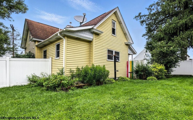 323 Monongahela Avenue, Westover, West Virginia 26501, 4 Bedrooms Bedrooms, 7 Rooms Rooms,2 BathroomsBathrooms,Single Family Detached,For Sale,Monongahela,10160096
