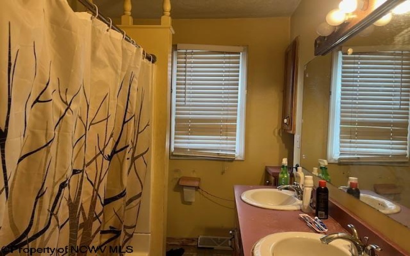 116 Russell Street, Fairmont, West Virginia 26554, 3 Bedrooms Bedrooms, 7 Rooms Rooms,2 BathroomsBathrooms,Single Family Detached,For Sale,Russell,10160091
