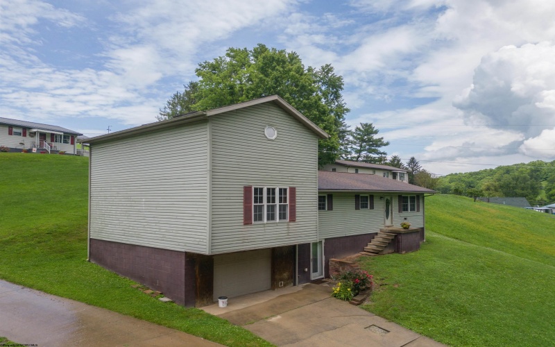 186 Green Acres Road, Clarksburg, West Virginia 26301, 5 Bedrooms Bedrooms, 6 Rooms Rooms,2 BathroomsBathrooms,Single Family Detached,For Sale,Green Acres,10160128