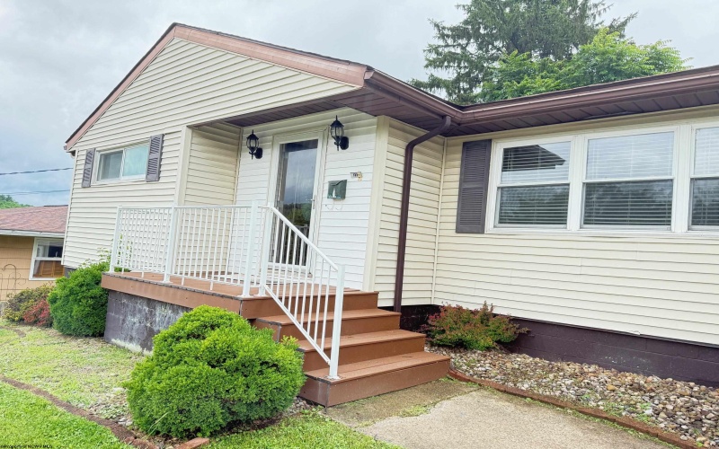 222 Blackwell Street, Bridgeport, West Virginia 26330, 4 Bedrooms Bedrooms, 7 Rooms Rooms,1 BathroomBathrooms,Single Family Detached,For Sale,Blackwell,10160113