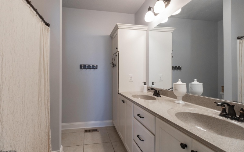 211 Berkshire Circle, Bridgeport, West Virginia 26330, 4 Bedrooms Bedrooms, 14 Rooms Rooms,2 BathroomsBathrooms,Single Family Attached,For Sale,Berkshire,10160146