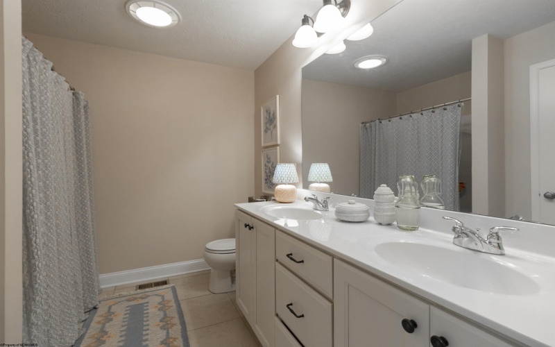 211 Berkshire Circle, Bridgeport, West Virginia 26330, 4 Bedrooms Bedrooms, 14 Rooms Rooms,2 BathroomsBathrooms,Single Family Attached,For Sale,Berkshire,10160146
