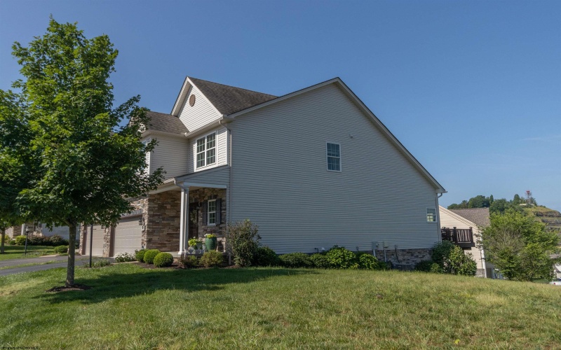 211 Berkshire Circle, Bridgeport, West Virginia 26330, 4 Bedrooms Bedrooms, 14 Rooms Rooms,2 BathroomsBathrooms,Single Family Attached,For Sale,Berkshire,10160146