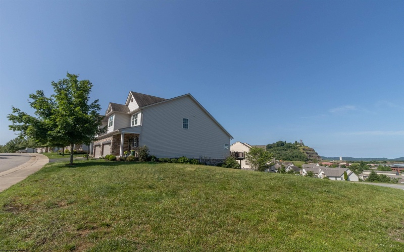 211 Berkshire Circle, Bridgeport, West Virginia 26330, 4 Bedrooms Bedrooms, 14 Rooms Rooms,2 BathroomsBathrooms,Single Family Attached,For Sale,Berkshire,10160146