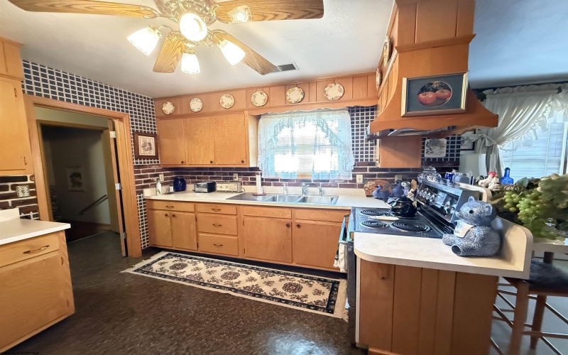 104 Mazewood Drive, Fairmont, West Virginia 26554, 4 Bedrooms Bedrooms, 8 Rooms Rooms,3 BathroomsBathrooms,Single Family Detached,For Sale,Mazewood,10160150