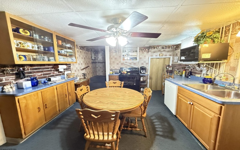 104 Mazewood Drive, Fairmont, West Virginia 26554, 4 Bedrooms Bedrooms, 8 Rooms Rooms,3 BathroomsBathrooms,Single Family Detached,For Sale,Mazewood,10160150