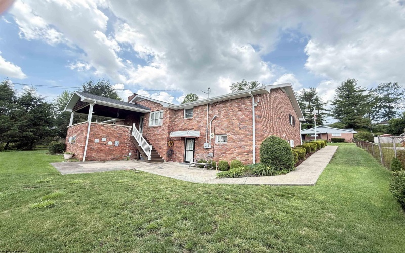 104 Mazewood Drive, Fairmont, West Virginia 26554, 4 Bedrooms Bedrooms, 8 Rooms Rooms,3 BathroomsBathrooms,Single Family Detached,For Sale,Mazewood,10160150