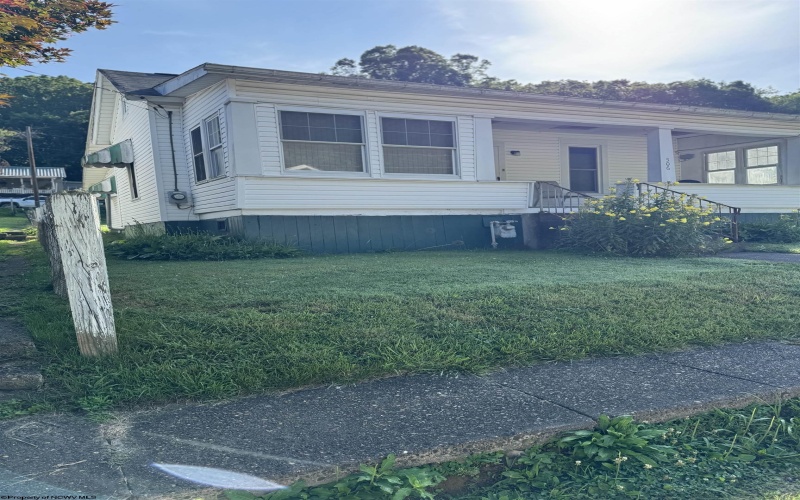 506 Broad Street, Weston, West Virginia 26452, 2 Bedrooms Bedrooms, 5 Rooms Rooms,1 BathroomBathrooms,Single Family Detached,For Sale,Broad,10160145
