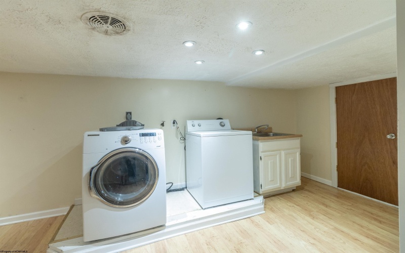 42 Crummitt Lane, Clarksburg, West Virginia 26301, 2 Bedrooms Bedrooms, 6 Rooms Rooms,2 BathroomsBathrooms,Single Family Detached,For Sale,Crummitt,10160177