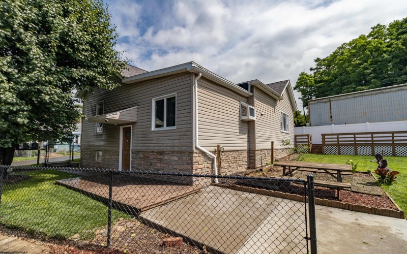 42 Crummitt Lane, Clarksburg, West Virginia 26301, 2 Bedrooms Bedrooms, 6 Rooms Rooms,2 BathroomsBathrooms,Single Family Detached,For Sale,Crummitt,10160177