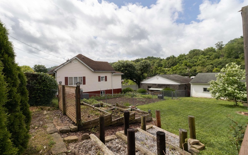 42 Crummitt Lane, Clarksburg, West Virginia 26301, 2 Bedrooms Bedrooms, 6 Rooms Rooms,2 BathroomsBathrooms,Single Family Detached,For Sale,Crummitt,10160177