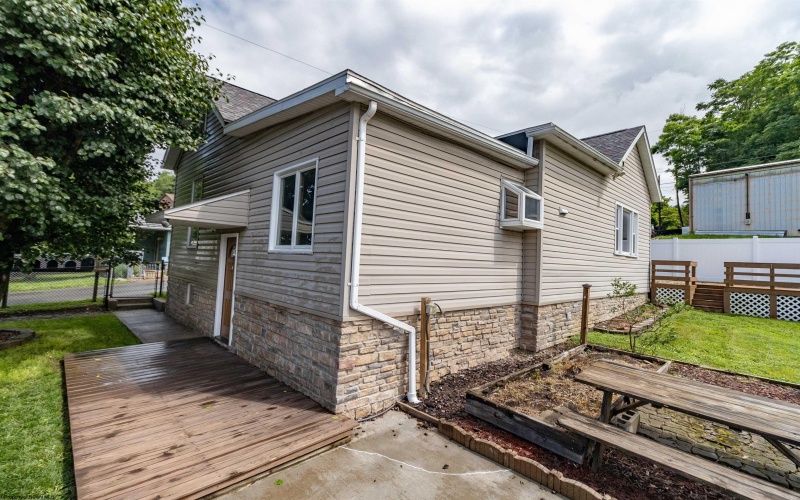 42 Crummitt Lane, Clarksburg, West Virginia 26301, 2 Bedrooms Bedrooms, 6 Rooms Rooms,2 BathroomsBathrooms,Single Family Detached,For Sale,Crummitt,10160177