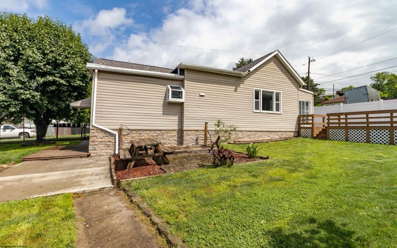 42 Crummitt Lane, Clarksburg, West Virginia 26301, 2 Bedrooms Bedrooms, 6 Rooms Rooms,2 BathroomsBathrooms,Single Family Detached,For Sale,Crummitt,10160177