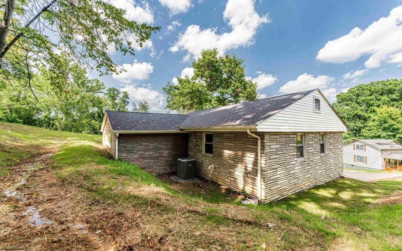 552 White Avenue, Morgantown, West Virginia 26501, 3 Bedrooms Bedrooms, 7 Rooms Rooms,1 BathroomBathrooms,Single Family Detached,For Sale,White,10160200