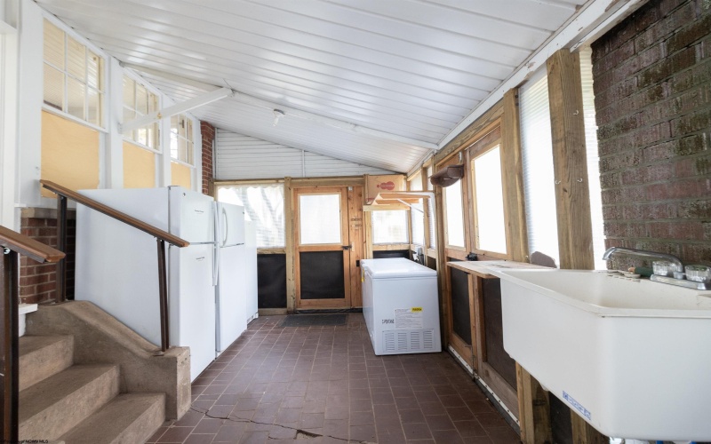 515 Center Avenue, Weston, West Virginia 26452, 3 Bedrooms Bedrooms, 8 Rooms Rooms,1 BathroomBathrooms,Single Family Detached,For Sale,Center,10160198