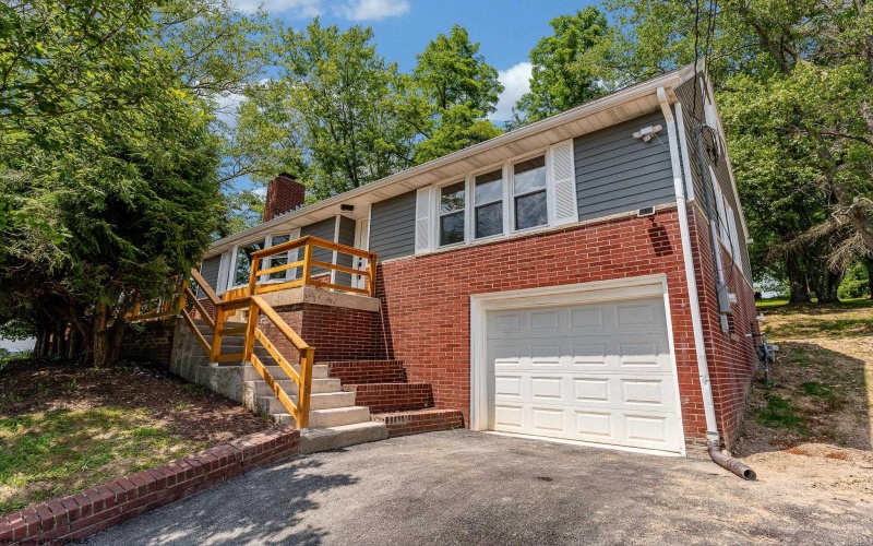 3277 Fairmont Avenue, Fairmont, West Virginia 26554, 4 Bedrooms Bedrooms, 10 Rooms Rooms,2 BathroomsBathrooms,Single Family Detached,For Sale,Fairmont,10160192