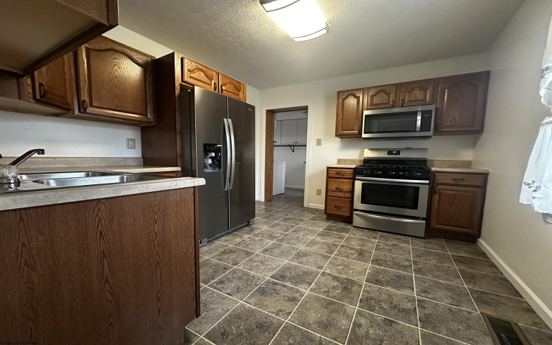 1218 18 Street, Clarksburg, West Virginia 26301, 1 Bedroom Bedrooms, 5 Rooms Rooms,1 BathroomBathrooms,Single Family Detached,For Sale,18,10160195