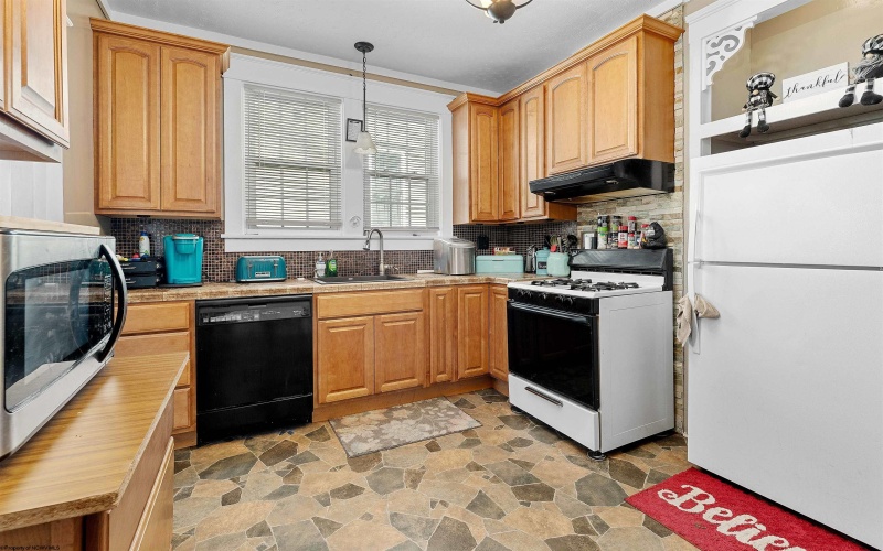 513 Park Avenue, Fairmont, West Virginia 26554, 3 Bedrooms Bedrooms, 8 Rooms Rooms,2 BathroomsBathrooms,Single Family Detached,For Sale,Park,10160203
