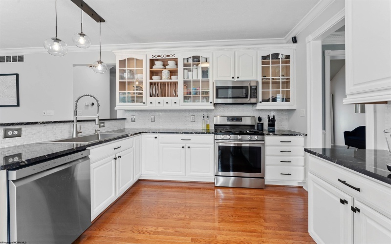 901 Suncrest Place, Morgantown, West Virginia 26505, 5 Bedrooms Bedrooms, 11 Rooms Rooms,3 BathroomsBathrooms,Single Family Detached,For Sale,Suncrest,10160231