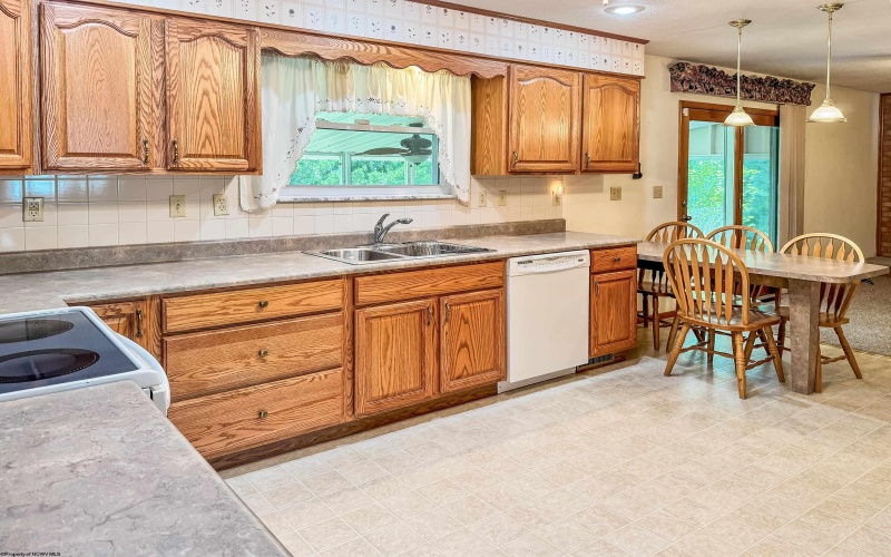 1812 Martha Avenue, Fairmont, West Virginia 26554, 3 Bedrooms Bedrooms, 6 Rooms Rooms,3 BathroomsBathrooms,Single Family Detached,For Sale,Martha,10160235