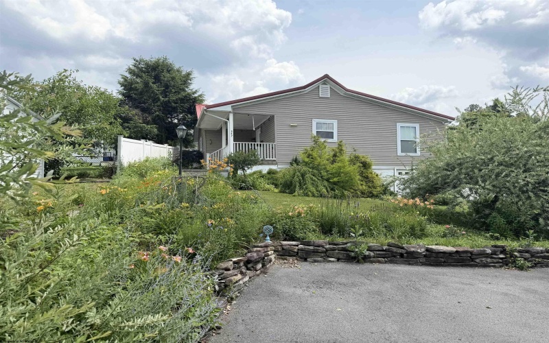 347 Bradley Court, Fairmont, West Virginia 26554, 2 Bedrooms Bedrooms, 5 Rooms Rooms,1 BathroomBathrooms,Single Family Detached,For Sale,Bradley,10160238