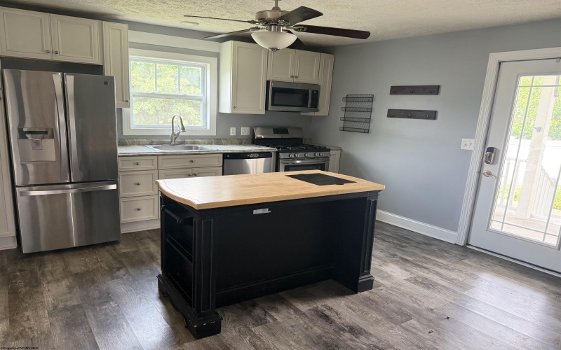 347 Bradley Court, Fairmont, West Virginia 26554, 2 Bedrooms Bedrooms, 5 Rooms Rooms,1 BathroomBathrooms,Single Family Detached,For Sale,Bradley,10160238